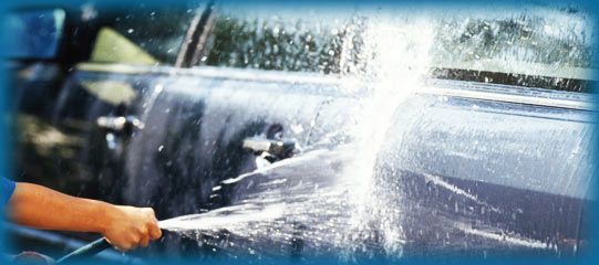Autolavado Castellanos hombre lavando auto 